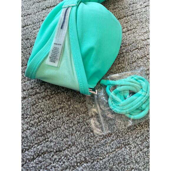 NWT Victoria’s Secret Aqua Bandeau Bikini Top Removable Straps Size 32D - Picture 3 of 3